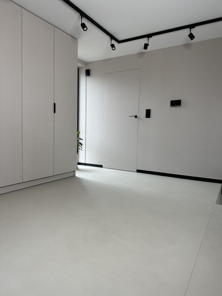 Podłoga i ściany z mikrocementu July beige w domu jednorodzinnym w Krakowie