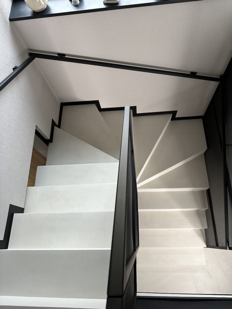 Schody zabiegowe z mikrocementu July beige w domu jednorodzinnym w Krakowie wykonane przez mikrocement-pro