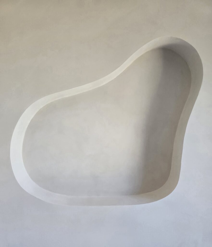 Ozdobna półka w kształcie chmurki w beżowym mikrocemencie Festfloor w łazience