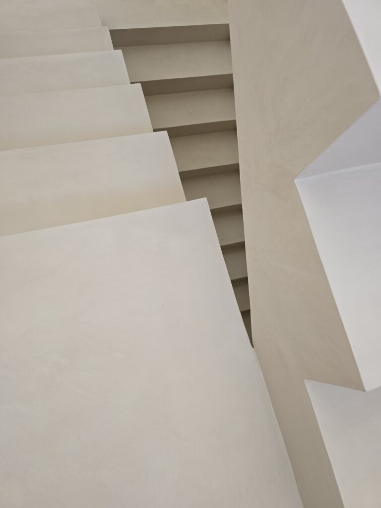 schody pokryte beżowym mikrocementem Festfloor, widok z góry