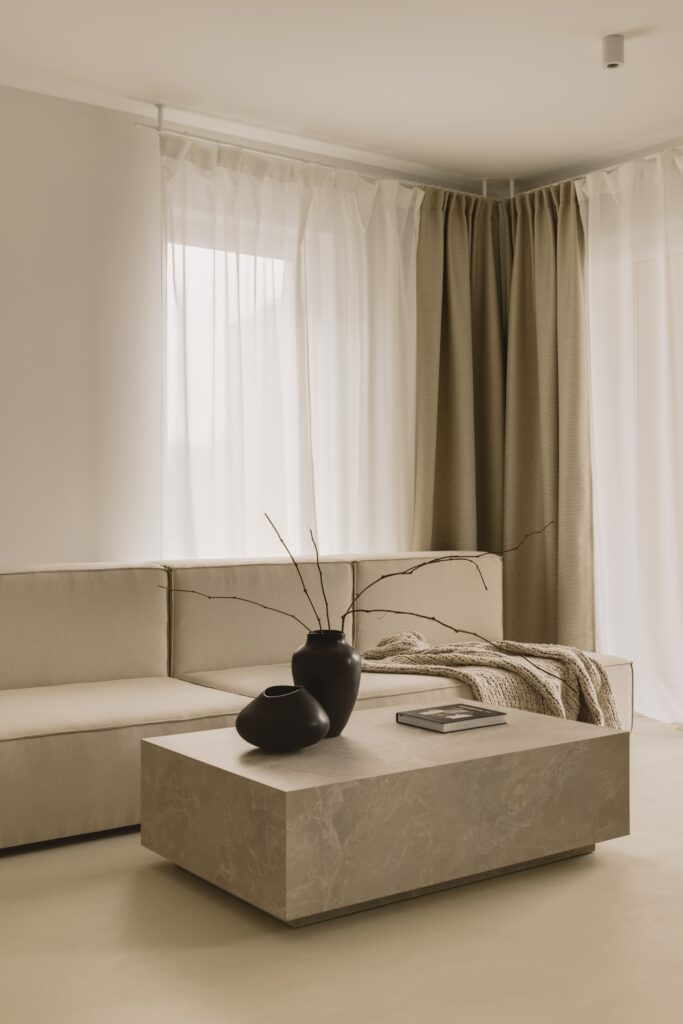 podłoga z mikrocementu Festfloor w beżowym salonie